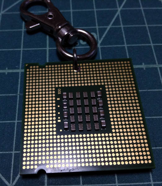 レジンアート　CPUキーホルダー インテルCPUをキーホルダー化の作り方(LGA775編) - BTOパソコン.jp