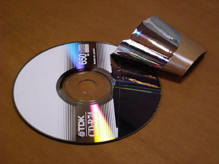 カッターでCDを切ってテープで剥がす