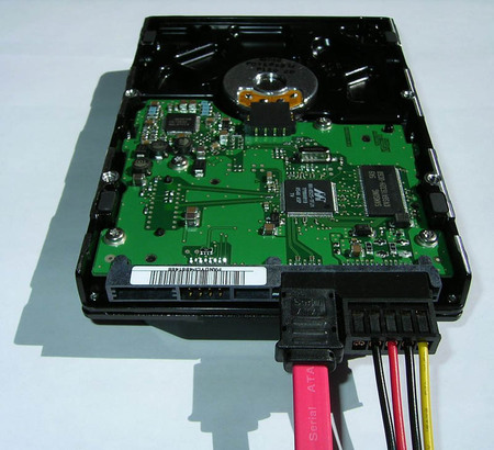 1024px-Serial_ATA_hard_disk_connected